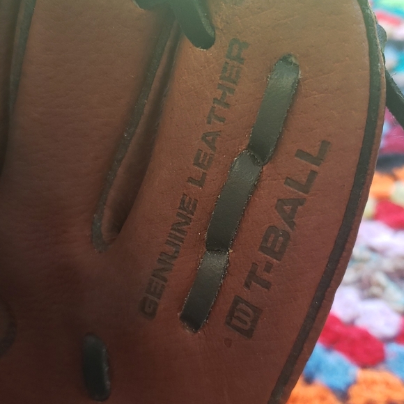 Wilson child sized T-ball glove - Picture 4 of 6